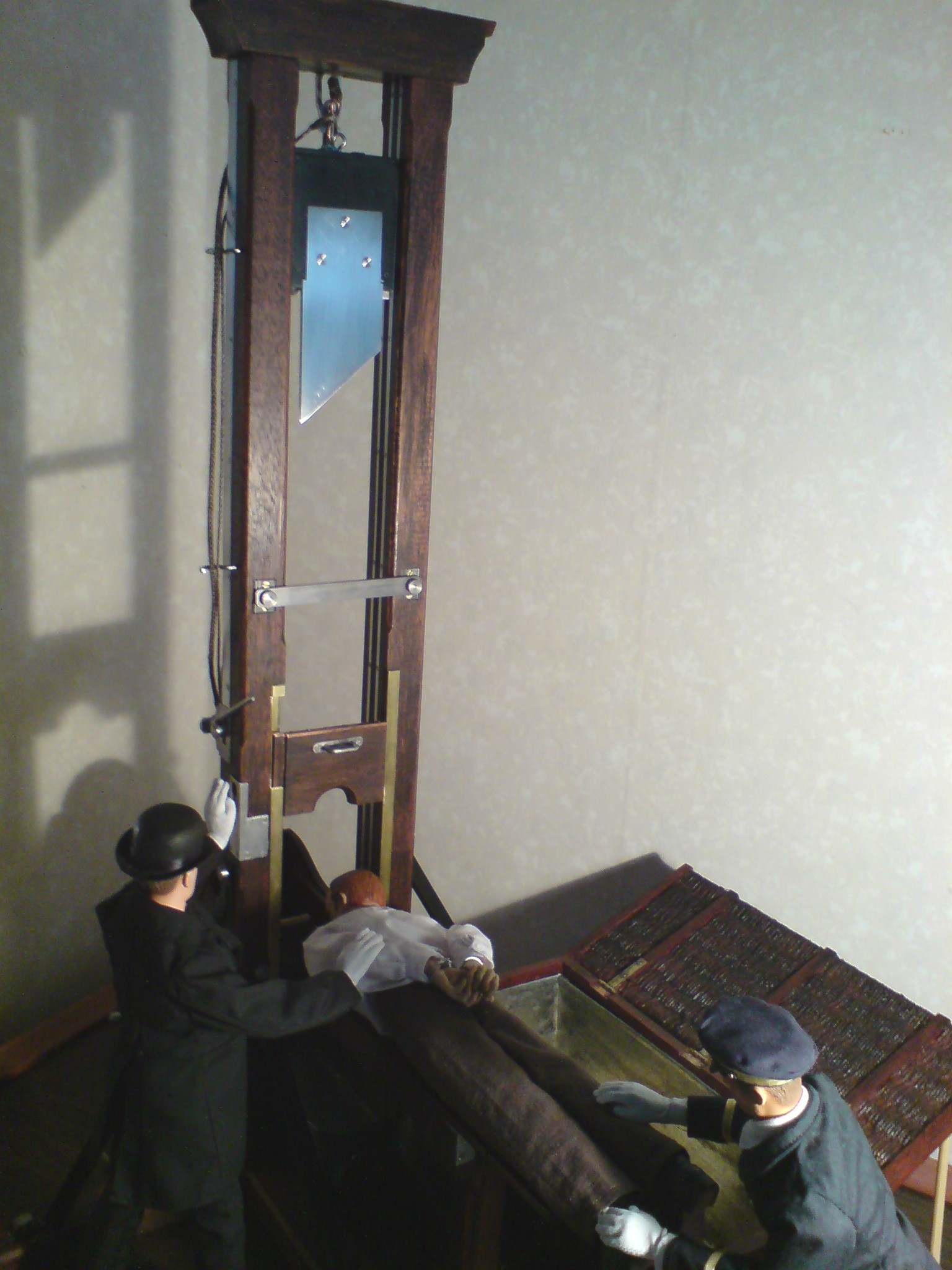 Guillotine model detail